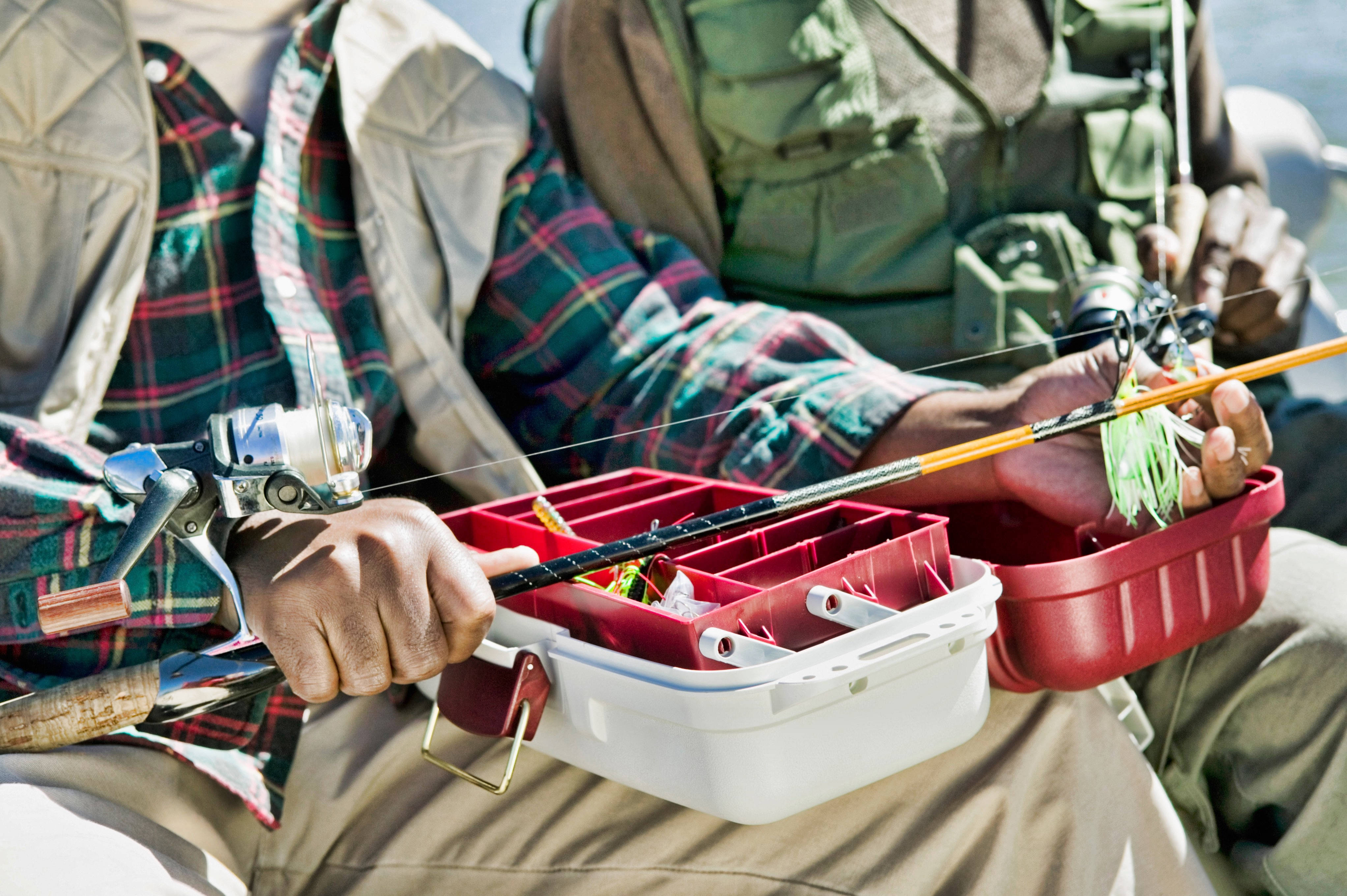 男子钓鱼钓上一具男尸.男子刚钓上大鱼-第1张图片